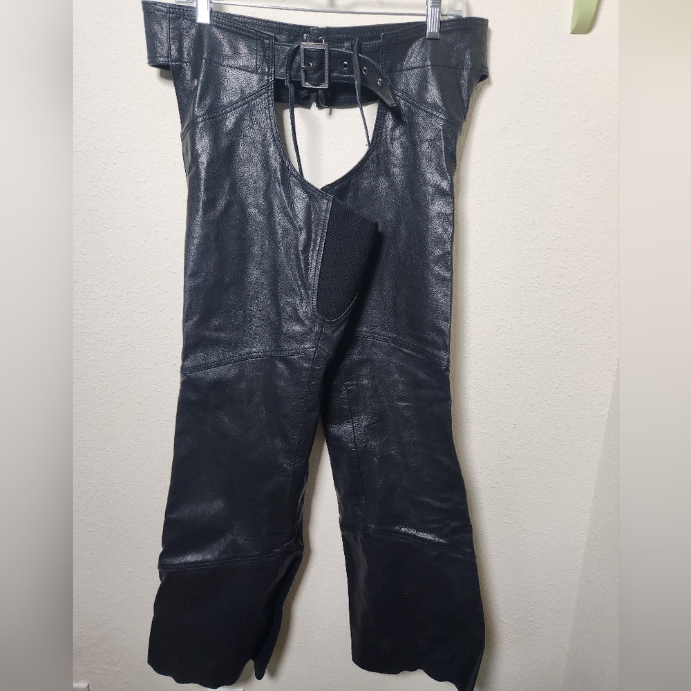 Harley Davidson 98096-16VW Women's Essentials Leather Riding Chaps Black Moto M